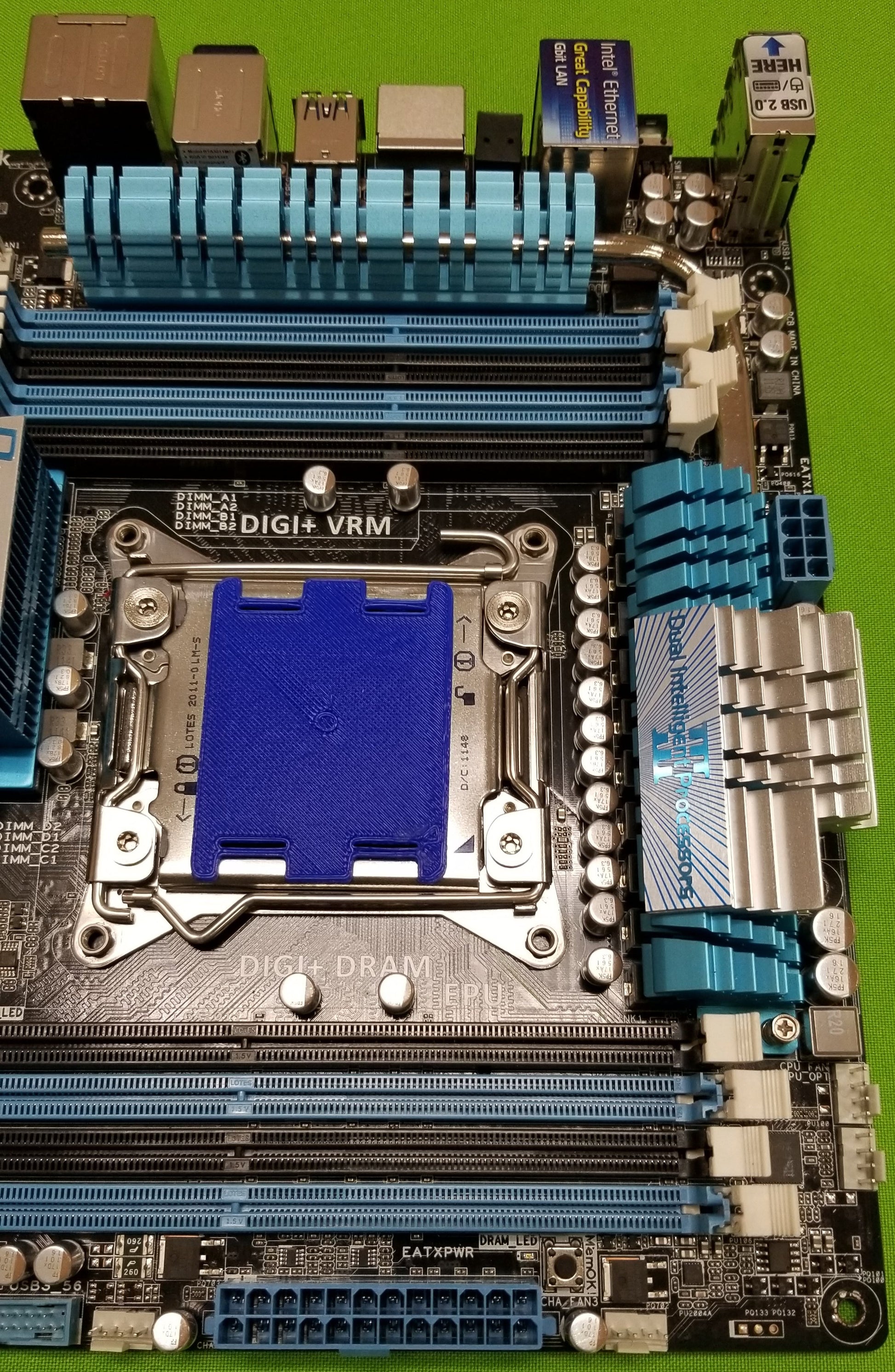 asus p9x79 pro cpu and dimm slots