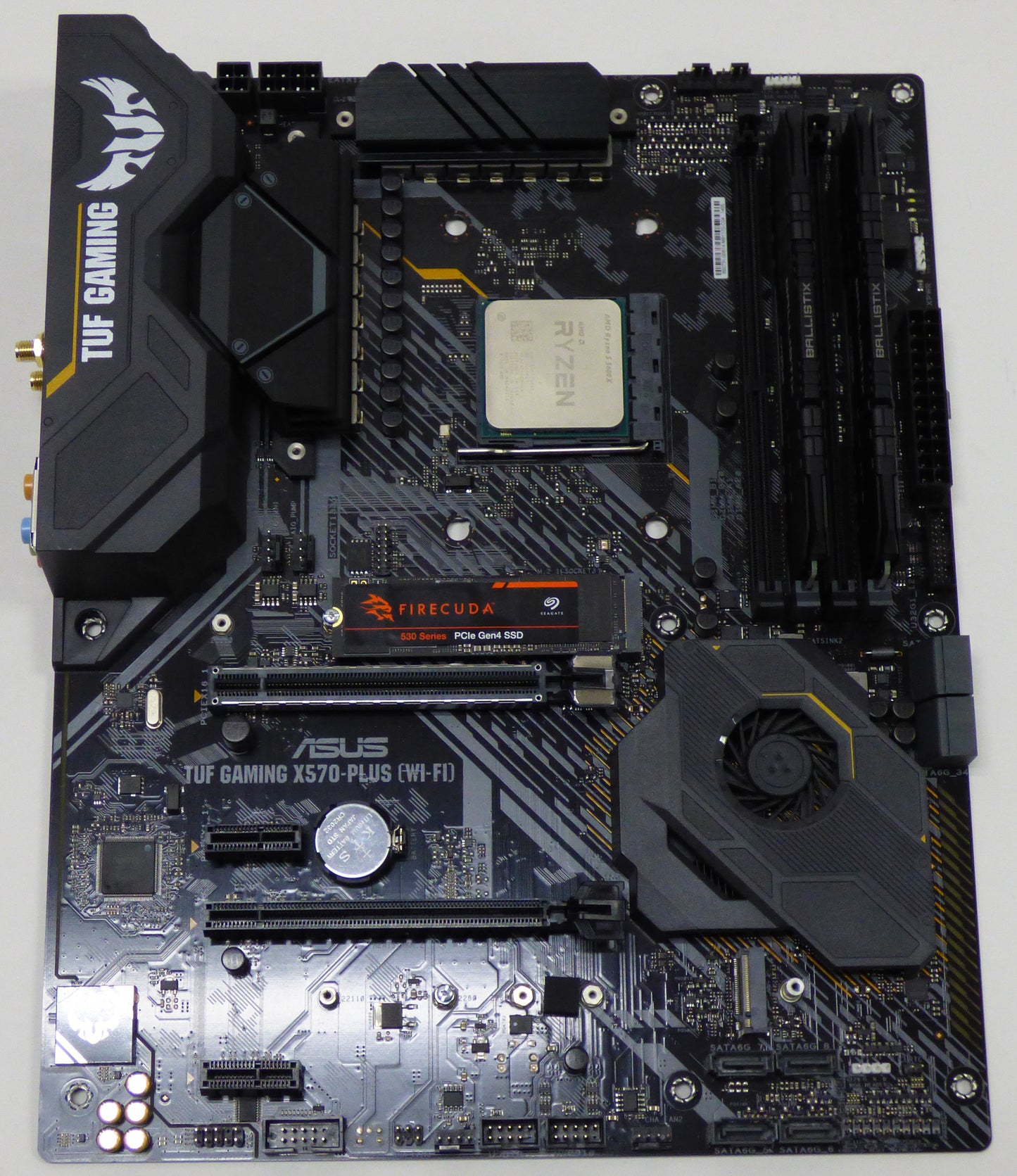 asus tuf gaming x570-plus wifi top view